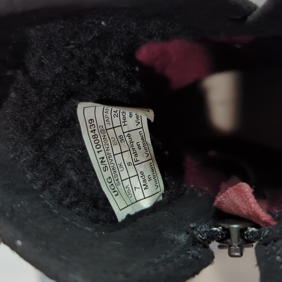 UGG Simmens Boots - Picture 8 of 9